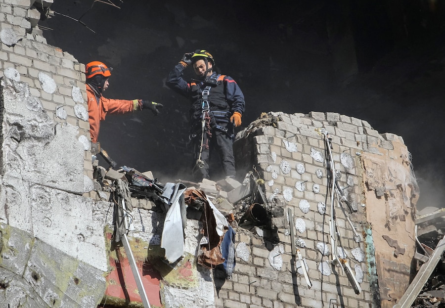 I soccorritori sono al lavoro in un condominio colpito da un attacco con droni russi, a Dnipro. (REUTERS/Stringer)