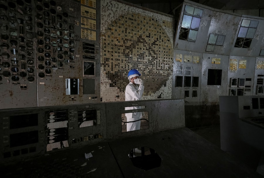 Un dipendente visita la sala di controllo del quarto reattore danneggiato della centrale nucleare di Cernobyl, mentre la Russia sta attaccando l'Ucraina, nella regione di Kiev. (REUTERS/Gleb Garanich)