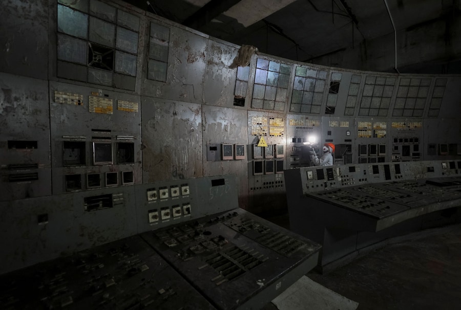Un giornalista visita la sala di controllo del quarto reattore danneggiato della centrale nucleare di Cernobyl, mentre la Russia sta attaccando l'Ucraina, nella regione di Kiev. (REUTERS/Gleb Garanich)