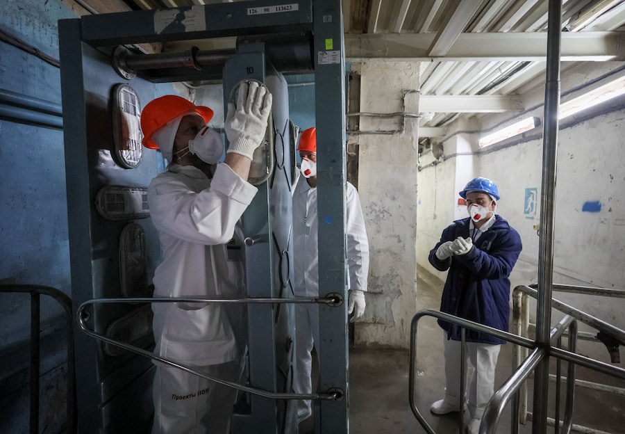 Un visitatore viene sottoposto a un controllo per la contaminazione radioattiva nei pressi del quarto reattore danneggiato della centrale nucleare di Cernobyl, mentre la Russia attacca l'Ucraina, nella regione di Kiev. (REUTERS/Gleb Garanich)