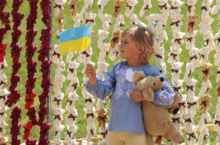 Amieli Huzhevnikov, 4 anni, originaria dell'Ucraina, tiene in mano una bandiera ucraina mentre si trova accanto ad alcuni dei 20.000 orsacchiotti che simboleggiano i rapimenti di bambini ucraini da parte della Russia, durante una manifestazione al National Mall di Washington, D.C., Stati Uniti. (REUTERS/Kevin Lamarque)