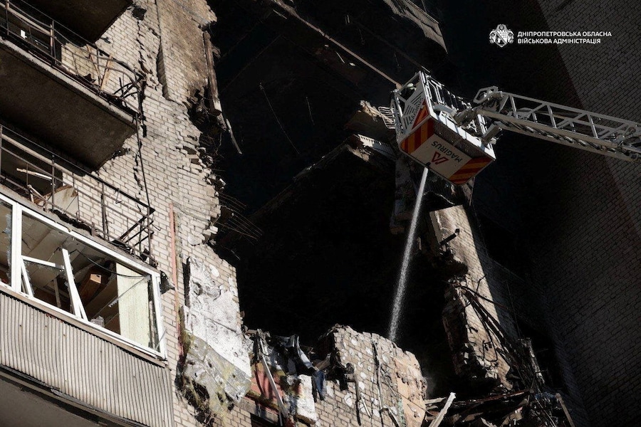 I soccorritori sono al lavoro in un edificio residenziale danneggiato durante un attacco con droni russi, a Dnipro. (Il capo dell’amministrazione militare regionale di Dnipropetrovsk, Oleksandr Handzha, via Telegram/Foto fornita da REUTERS)