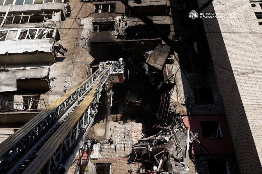 I soccorritori sono al lavoro presso un edificio residenziale danneggiato durante un attacco con droni russi, a Dnipro. (Il capo dell’amministrazione militare regionale di Dnipropetrovsk, Oleksandr Handzha, via Telegram/Foto fornita da REUTERS)