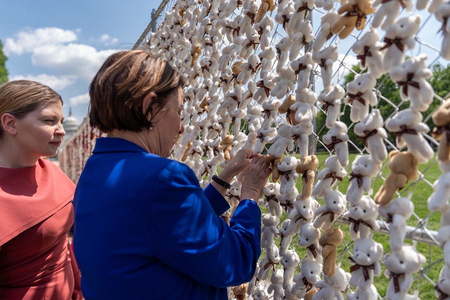 L'ambasciatrice dell'Ucraina negli Stati Uniti Olha Stefanishyna, a sinistra, osserva mentre la senatrice Amy Klobuchar, democratica del Minnesota, aggiunge un orsacchiotto a un'esposizione di migliaia di orsacchiotti che rappresentano i bambini deportati dall'Ucraina dalla Russia dall'inizio dell'invasione nel 2022, al National Mall, a Washington. (AP Photo/Julia Demaree Nikhinson/APS)