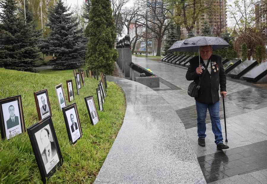 Un uomo visita un monumento dedicato ai vigili del fuoco e ai lavoratori deceduti in seguito all'esplosione di un reattore nella centrale nucleare di Cernobyl, durante una cerimonia commemorativa per il 40° anniversario del disastro di Cernobyl, a Kiev. (REUTERS)