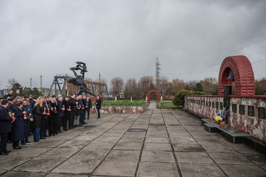 Una delegazione di diplomatici ucraini e stranieri partecipa a una cerimonia per commemorare il 40° anniversario del disastro di Cernobyl presso la centrale nucleare di Cernobyl, mentre la Russia continua l'attacco contro l'Ucraina, a Cernobyl, Ucraina. (REUTERS)