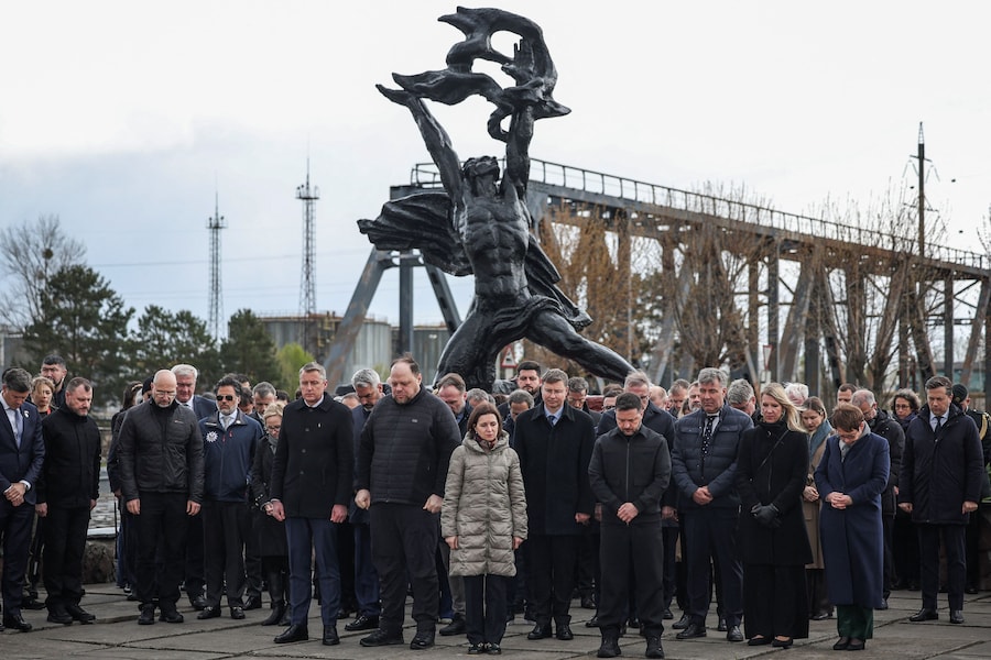 Il presidente ucraino Volodymyr Zelenskiy e la presidente moldava Maia Sandu, insieme a una delegazione di diplomatici ucraini e stranieri, partecipano a una cerimonia per commemorare il 40° anniversario del disastro di Cernobyl presso la centrale nucleare di Cernoby. (REUTERS)