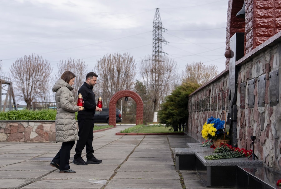 Il presidente ucraino Volodymyr Zelensky (a destra) e la presidente moldava Maia Sandu (a sinistra) partecipano a una cerimonia di deposizione di fiori presso un monumento commemorativo della centrale nucleare di Cernobyl in occasione del 40° anniversario del disastro nucleare di Cernobyl, a Cernobyl, Ucraina. (EPA)