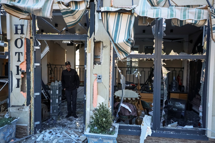 Una guardia di sicurezza si trova all'interno di un hotel colpito da un attacco con droni russi, a Odessa. (REUTERS/Nina Liashonok)