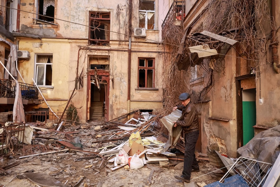 Un residente rimuove le macerie del suo condominio distrutto da un attacco con droni russi, a Odessa. (REUTERS/Nina Liashonok)