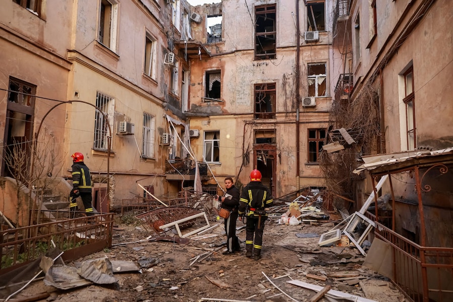 I soccorritori sono al lavoro presso un complesso residenziale colpito da un attacco con droni russi, a Odessa, Ucraina. (REUTERS/Nina Liashonok)