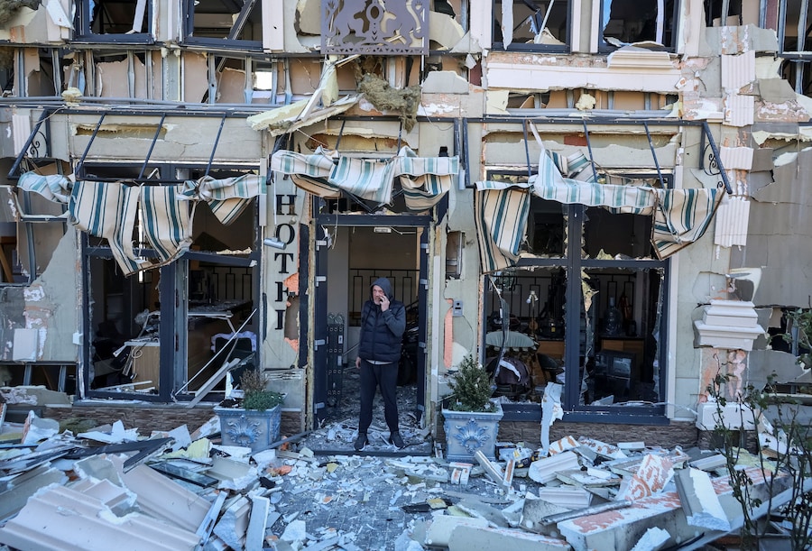 Un uomo si trova all'interno di un hotel colpito da un attacco con droni russi, a Odessa. (REUTERS/Nina Liashonok)