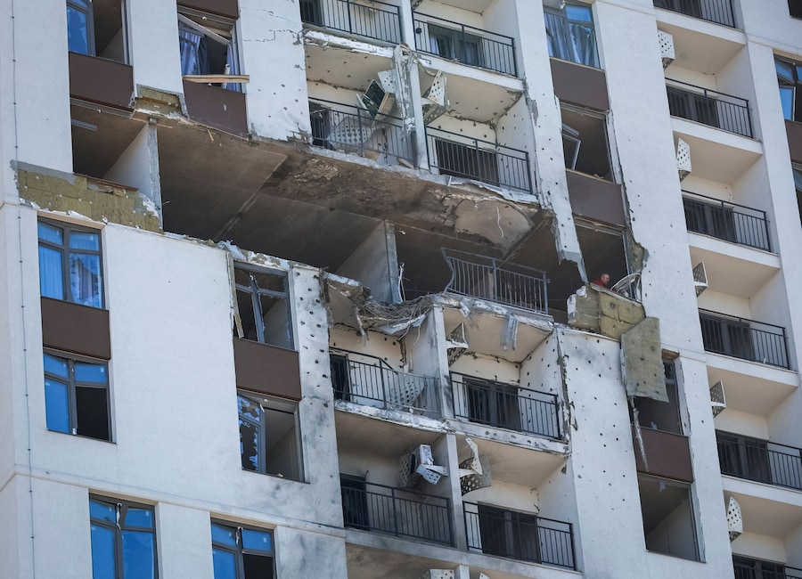 Un residente rimuove i detriti dal proprio appartamento in un condominio danneggiato da un attacco con droni russi, a Odessa. (REUTERS/Nina Liashonok)