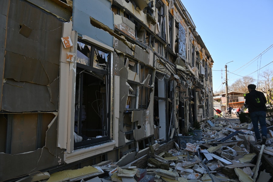 Una persona cammina nei pressi di alcune abitazioni danneggiate da un attacco russo a Odessa. (AP Photo/Michael Shtekel/ Associated Press / LaPresse / APN)