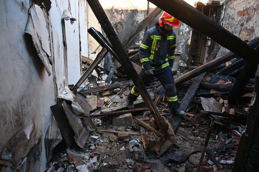 Un soccorritore cammina all'interno di alcuni appartamenti distrutti da un attacco russo a Odessa. (AP Photo/Michael Shtekel/Associated Press / LaPresse/APN)