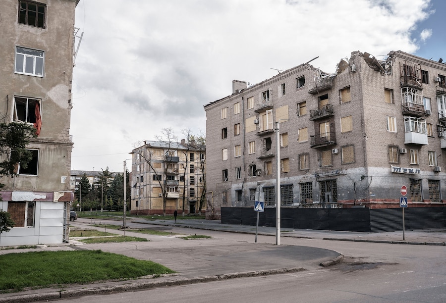 Edifici danneggiati da un attacco militare russo, nella città di Kramatorsk, nella regione di Donetsk. (REUTERS/Serhii Korovainyi)