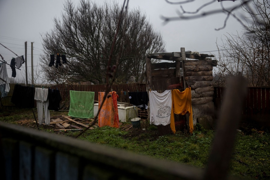 Il bucato è steso nel giardino della casa di Vitalii e di sua madre, in un villaggio della regione di Chernihiv. (REUTERS/Thomas Peter)