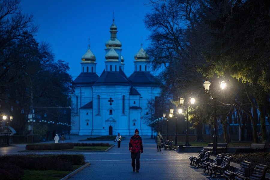 Un uomo passeggia in un parco vicino alla chiesa di Katerynynska a Chernihiv. (REUTERS/Thomas Peter)