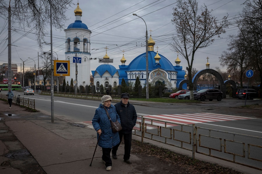 Delle persone passano davanti a una chiesa a Chernihiv. (REUTERS/Thomas Peter)