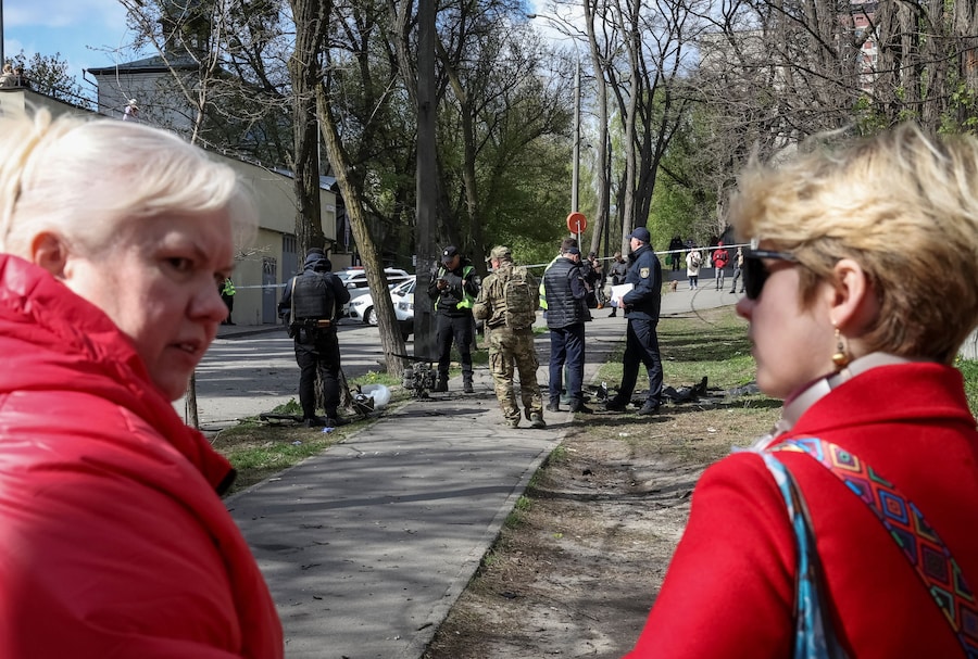 Alcuni residenti si trovano sul luogo di un attacco sferrato da un drone russo, a Kiev. (REUTERS/Gleb Garanich)