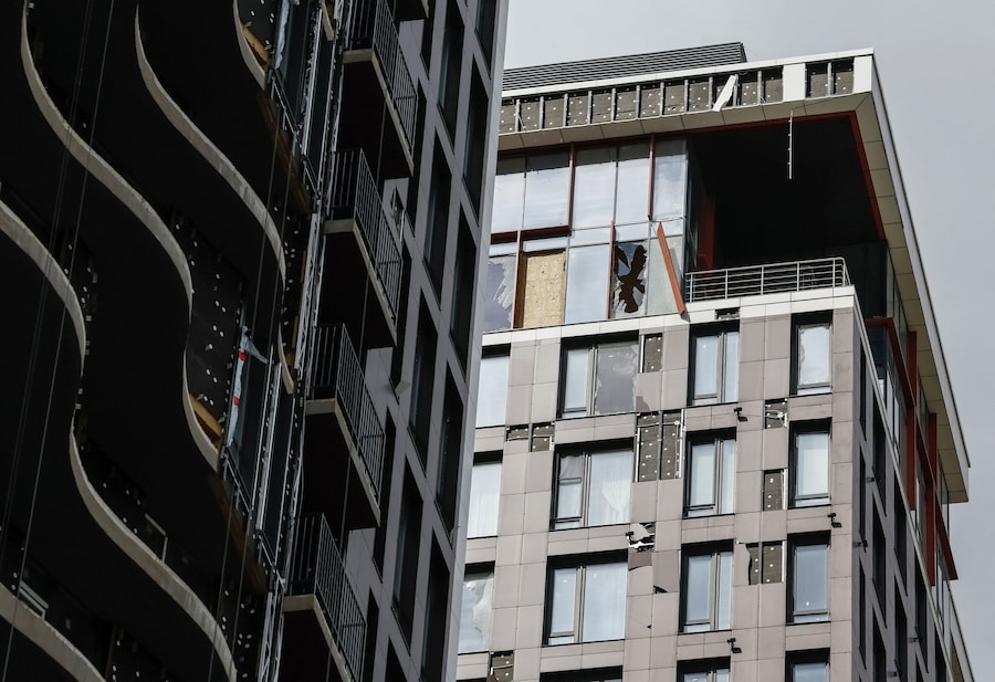Un condominio di recente costruzione danneggiato da un attacco con droni russi, a Kiev. (REUTERS/Gleb Garanich)