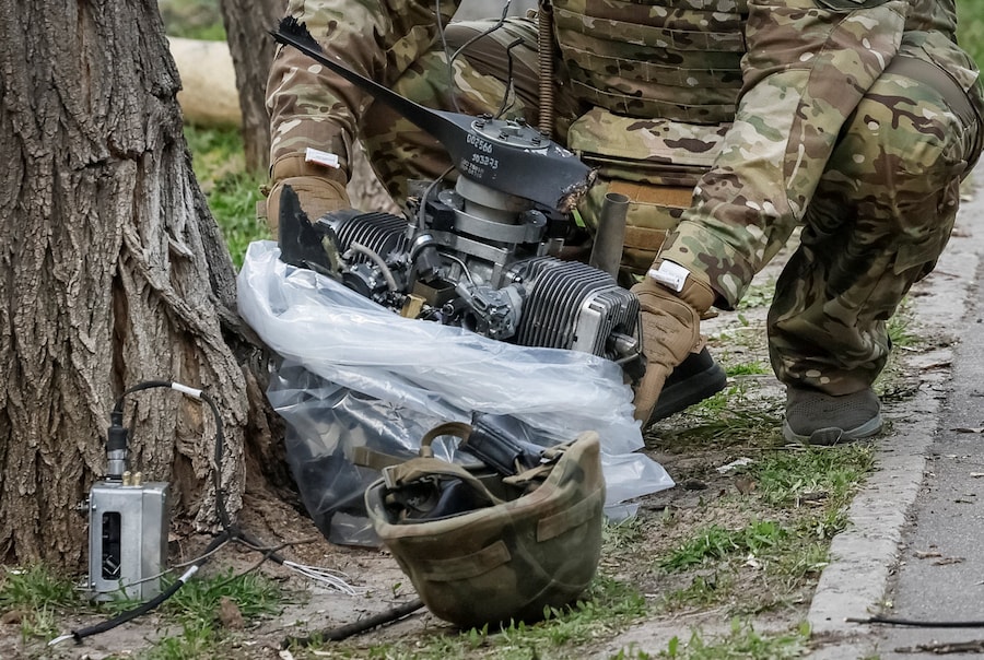 Un esperto della polizia ispeziona il motore di un drone russo sul luogo di un attacco sferrato da un drone russo, a Kiev. (REUTERS/Gleb Garanich)