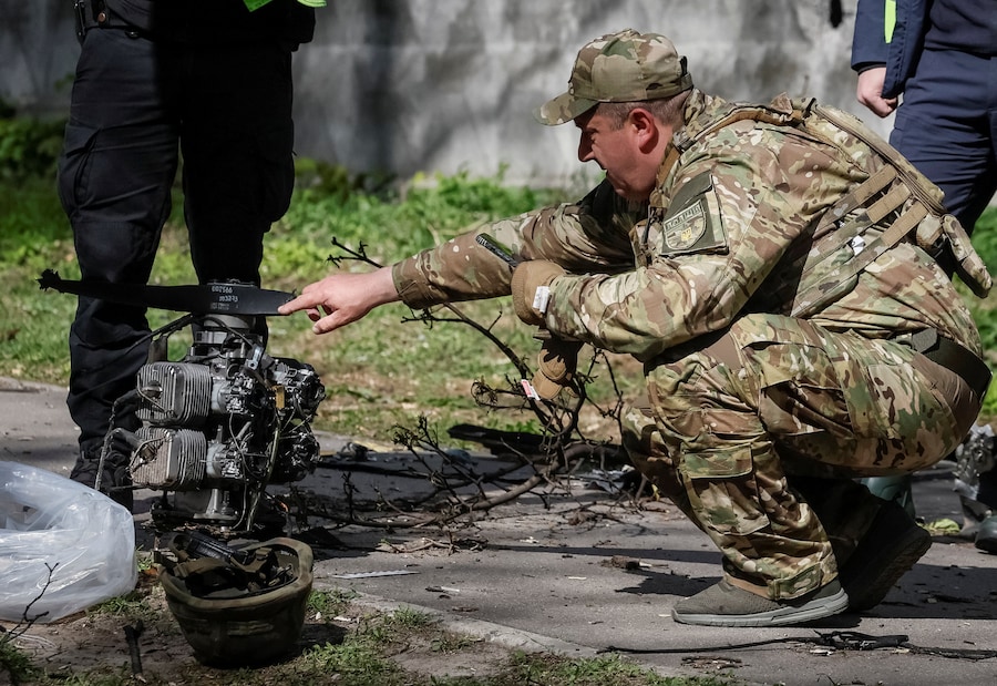 Un esperto della polizia ispeziona il motore di un drone russo sul luogo di un attacco sferrato da un drone russo, a Kiev. (REUTERS/Gleb Garanich)