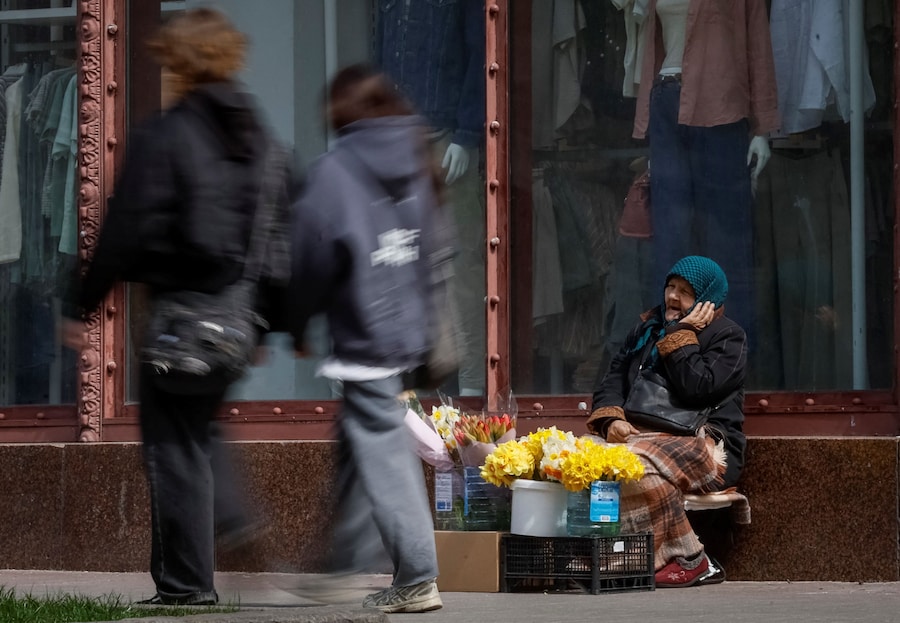 Una donna aspetta i clienti mentre vende fiori, nel centro di Kiev. (REUTERS/Gleb Garanich)