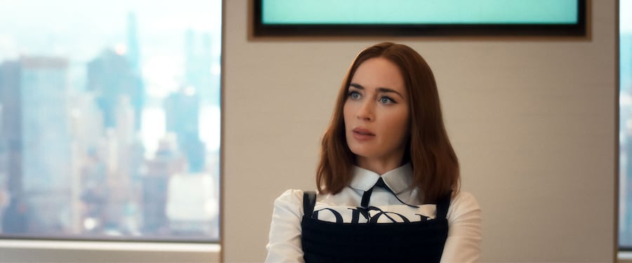 (Al centro) Emily Blunt nel ruolo di Emily Charlton in «Il diavolo veste Prada 2» della 20th Century Studios. Foto per gentile concessione della 20th Century Studios.