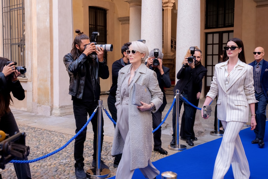 (Al centro - a destra) Meryl Streep nel ruolo di Miranda Priestly e Anne Hathaway nel ruolo di Andy Sachs in *Il diavolo veste Prada 2* della 20th Century Studios. Foto di Macall Polay. © 2026 20th Century Studios. Tutti i diritti riservati. (Macall Polay)