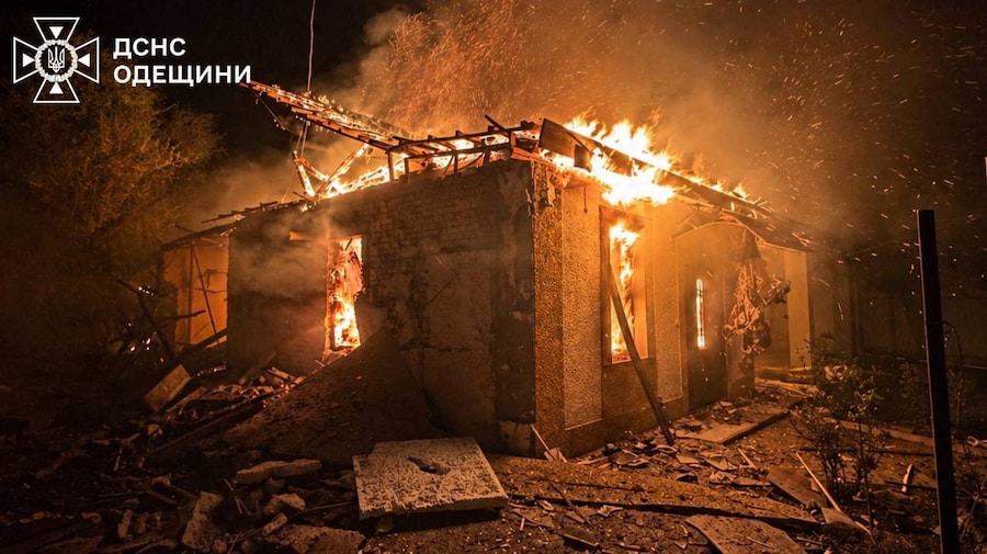 Fumo e fiamme si levano dal luogo colpito da un attacco con droni russi, nella regione di Odessa. (Ufficio stampa del Servizio statale di emergenza dell’Ucraina nella regione di Odessa/Foto fornita tramite REUTERS)