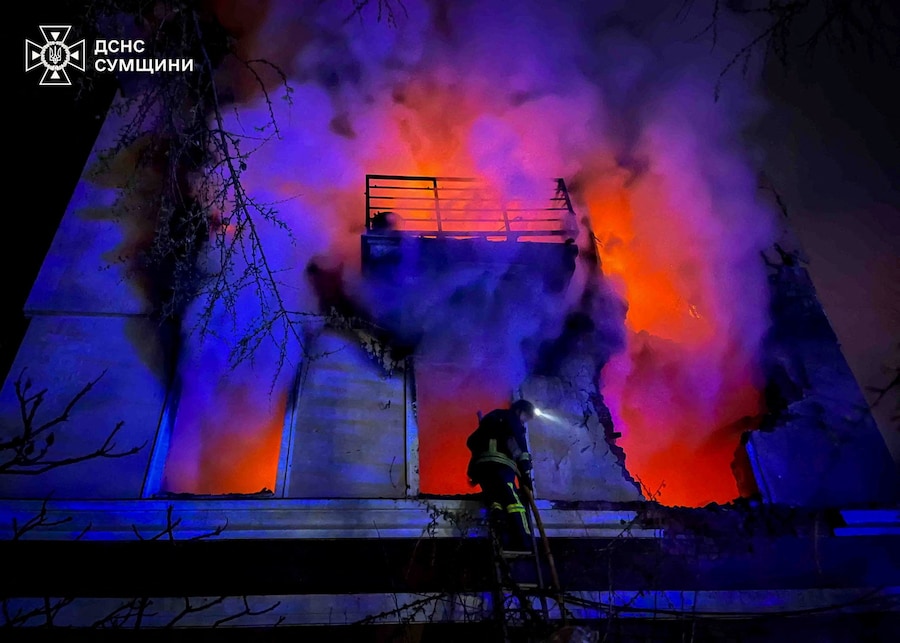 Un vigile del fuoco interviene su un condominio colpito da un attacco con droni russi, a Sumy. (Servizio stampa del Servizio statale di emergenza dell’Ucraina nella regione di Sumy/Foto fornita tramite REUTERS)