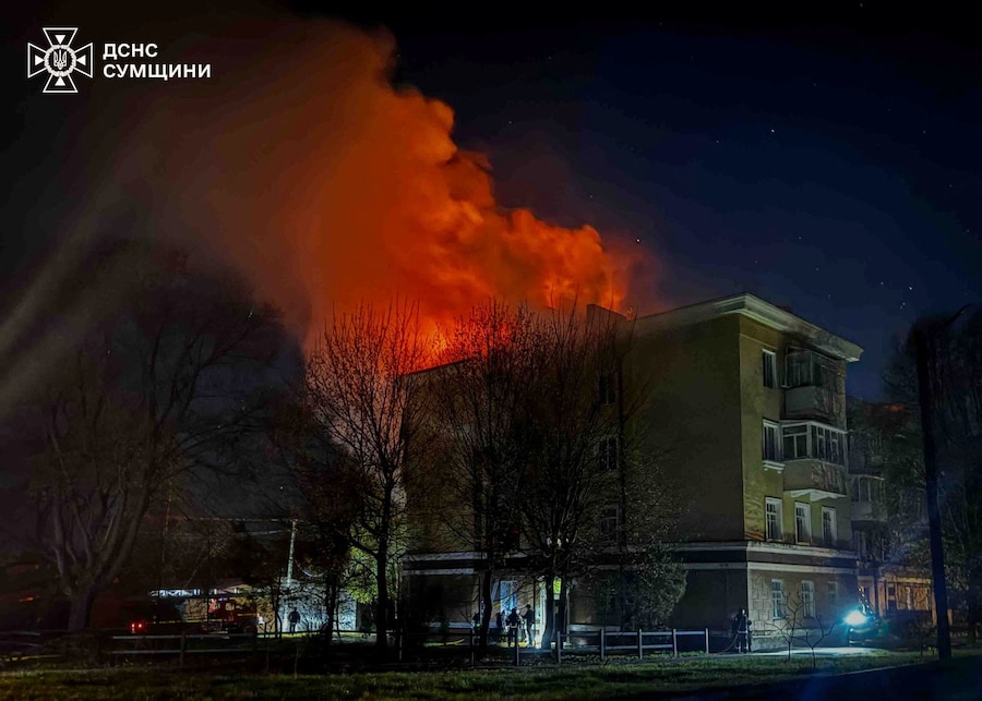 I vigili del fuoco intervengono presso un condominio colpito da un attacco con droni russi, a Sumy. (Servizio stampa del Servizio statale di emergenza dell’Ucraina nella regione di Sumy/Foto fornita tramite REUTERS)