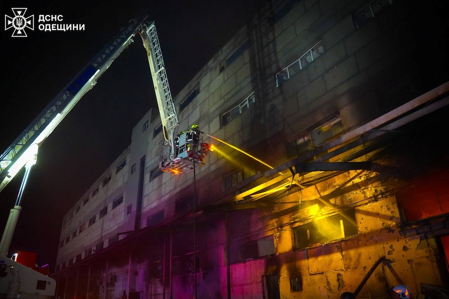 I vigili del fuoco intervengono sul luogo di un attacco con droni russi, a Odessa. (Servizio stampa del Servizio statale di emergenza dell’Ucraina nella regione di Odessa/Foto fornita tramite REUTERS)
