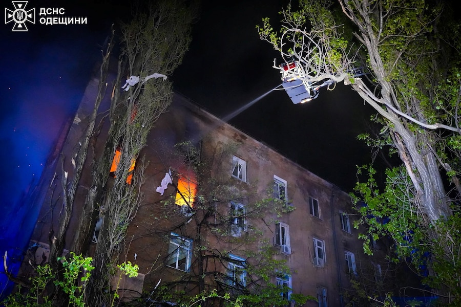 I vigili del fuoco intervengono su un condominio colpito da un attacco con droni russi, a Odessa. (Servizio stampa del Servizio statale di emergenza dell’Ucraina nella regione di Odessa/Foto fornita tramite REUTERS)