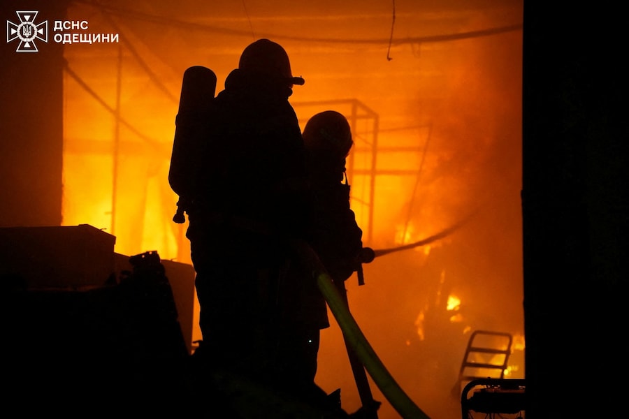 I vigili del fuoco sono al lavoro sul luogo di un attacco sferrato da un drone russo, nell'ambito dell'offensiva russa contro l'Ucraina, a Odessa. (Press service of the State Emergency Service of Ukraine in Odesa region/Handout via REUTERS)
