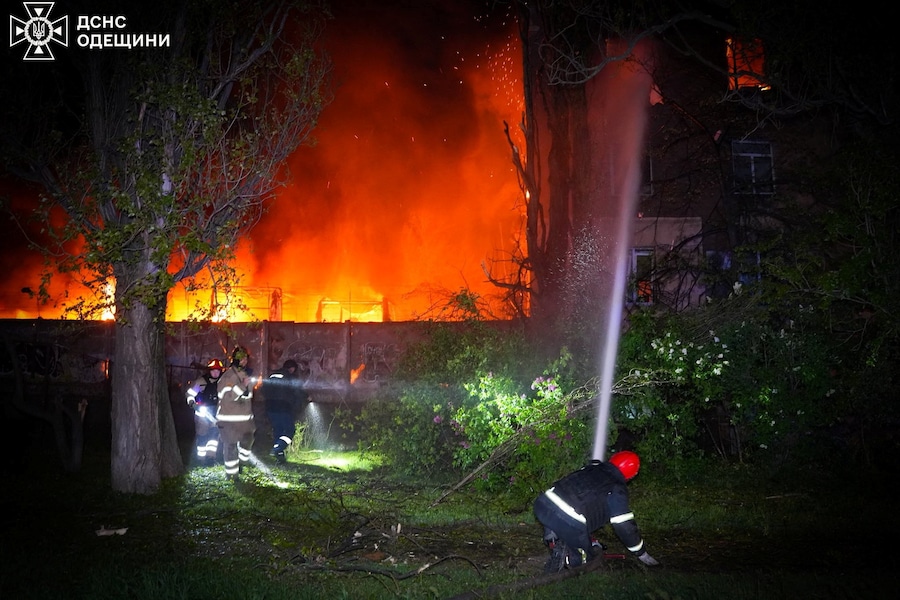 I vigili del fuoco intervengono sul luogo di un condominio colpito da un attacco con droni russi, a Odessa. (Servizio stampa del Servizio statale di emergenza dell’Ucraina nella regione di Odessa/Foto fornita tramite REUTERS)