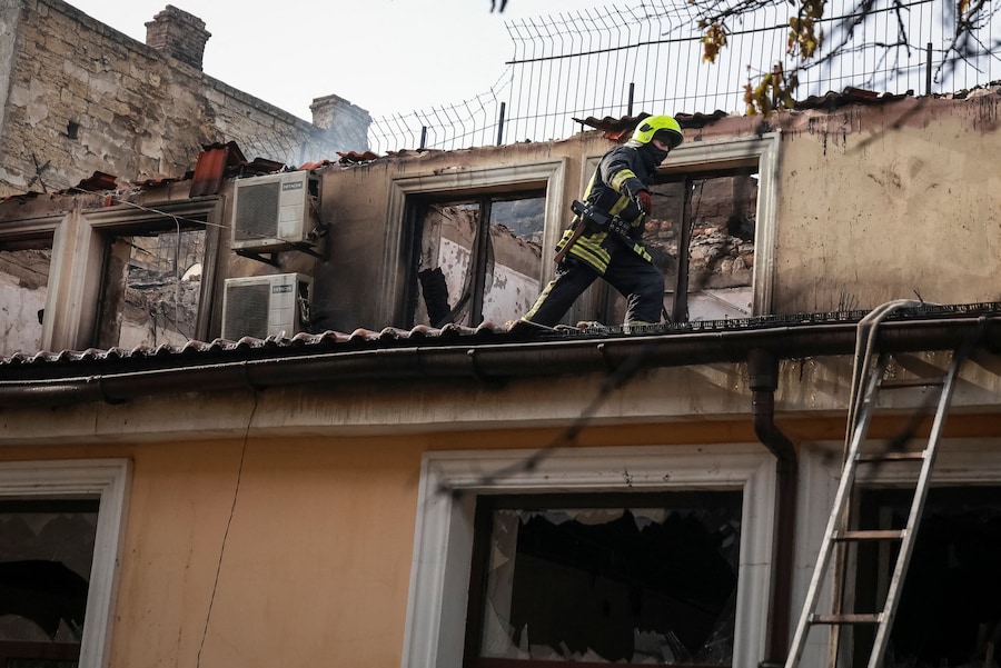 Un vigile del fuoco interviene sul luogo di un condominio colpito da un attacco con droni russi, a Odessa. (REUTERS/Nina Liashonok)