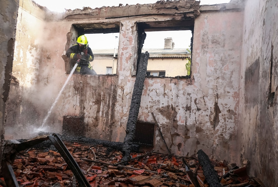 Un vigile del fuoco è al lavoro sul luogo di un condominio colpito da un attacco con droni russi, a Odessa. (REUTERS/Nina Liashonok)