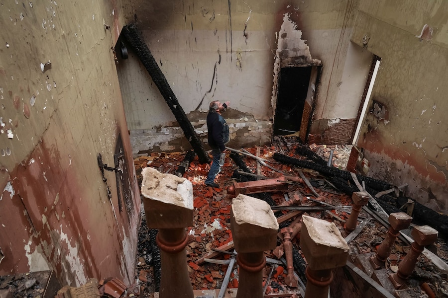 Un residente cammina all'interno di un hotel colpito da un attacco con droni russi, a Odessa. (REUTERS/Nina Liashonok)