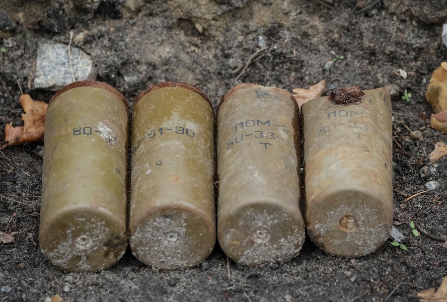 Parti di mine terrestri russe rinvenute nella foresta, nella regione di Kiev. (REUTERS/Gleb Garanich)