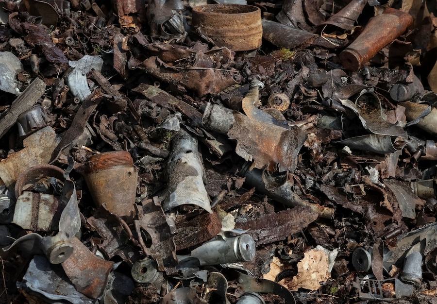 Bossoli e frammenti in un bosco, nei pressi del villaggio di Myrotske, nella regione di Kiev. (REUTERS/Gleb Garanich)