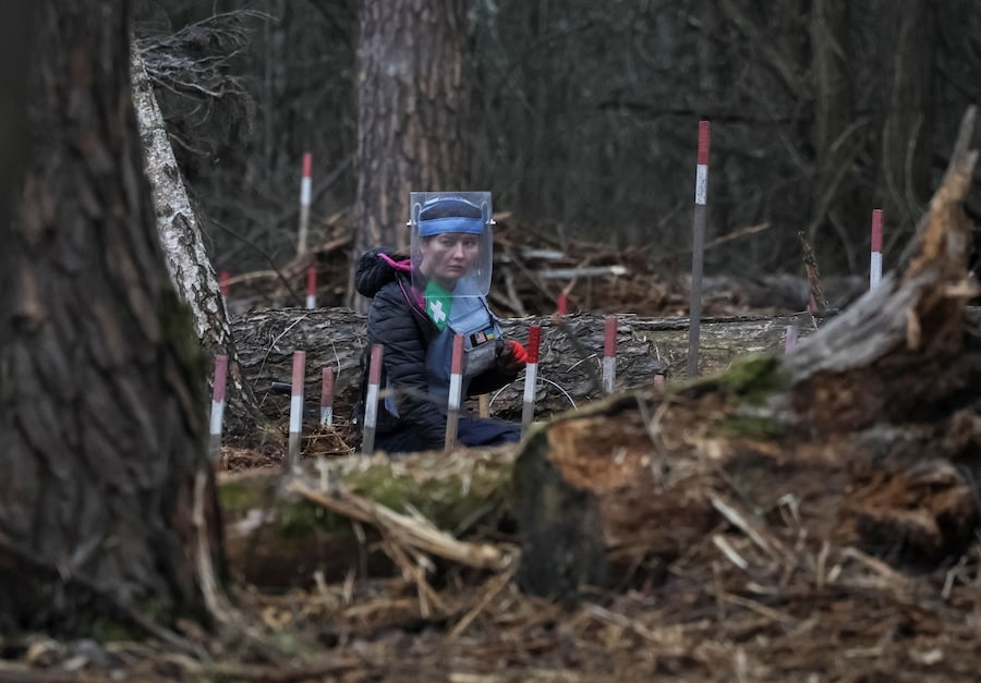 Un dipendente dell'HALO Trust (Hazardous Area Life-support Organization), un'organizzazione umanitaria non governativa che si occupa principalmente della bonifica di mine terrestri e altri ordigni esplosivi, cerca mine e ordigni inesplosi lasciati sul posto dopo l'occupazione russa della zona, nella regione di Kiev. (REUTERS/Gleb Garanich)