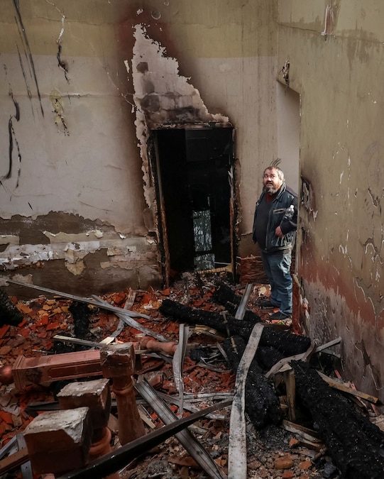 Un residente si trova all'interno di un hotel colpito da un attacco con droni russi, a Odessa. (REUTERS/Nina Liashonok)