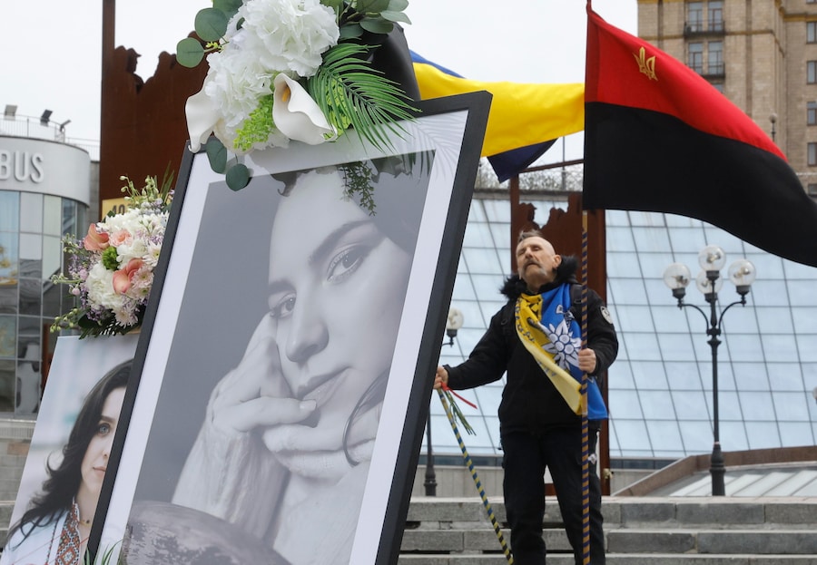 Parenti, amici e compagni partecipano al funerale della militare ucraina Victoriia Bobrova, con nome in codice Kvitka (Fiore), in Piazza dell’Indipendenza a Kiev, Ucraina, il 30 aprile 2026. (EPA)