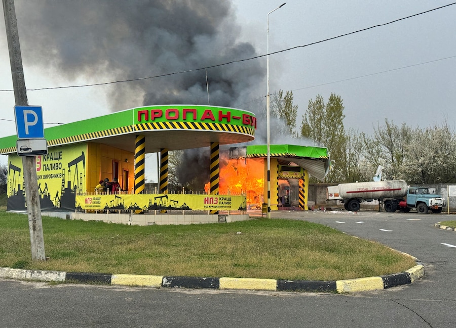 Una stazione di servizio colpita da un attacco con droni russi a Kharkiv, Ucraina. (REUTERS)