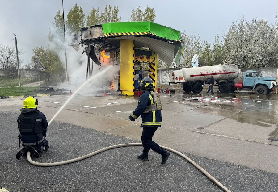Una stazione di servizio colpita da un attacco con droni russi a Kharkiv, Ucraina. (REUTERS)