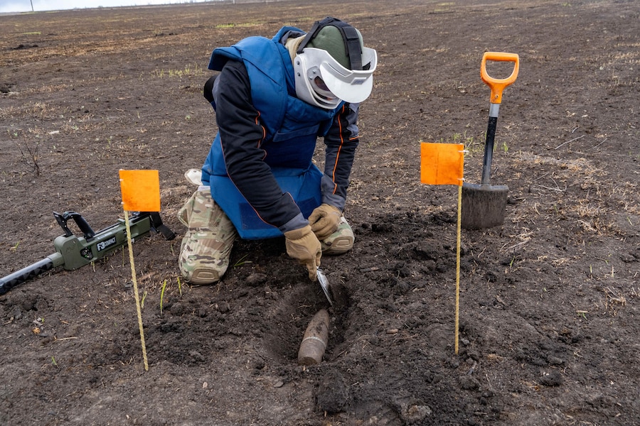 Un artificiere smina un campo agricolo a Balakliia, nella regione di Kharkiv, in Ucraina. (APN)