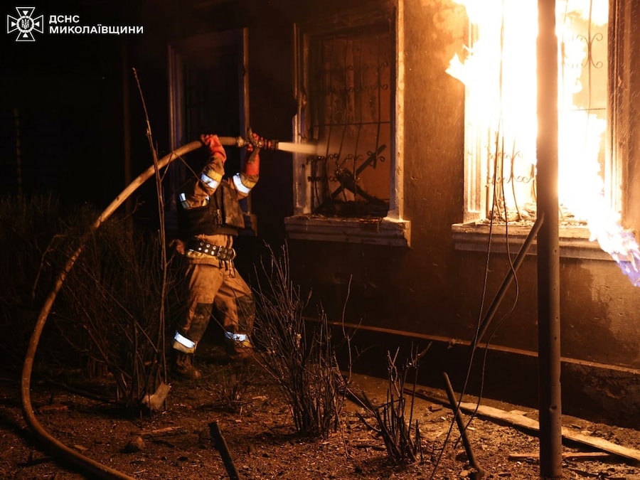 Un incendio in un edificio residenziale a seguito di un attacco con droni russi a Mykolayiv, in Ucraina, venerdì 1 maggio 2026. (APN)
