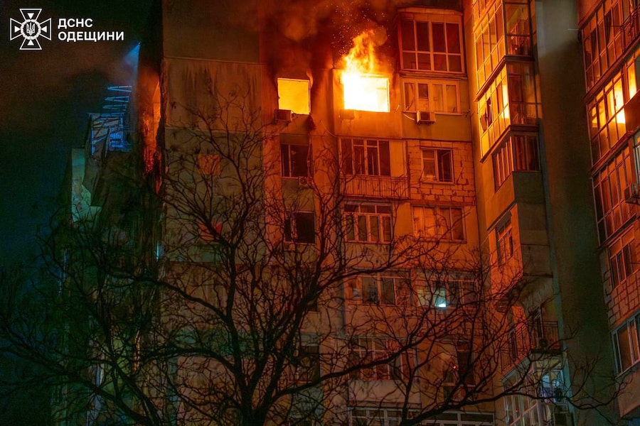 Un incendio in un edificio residenziale a seguito di un attacco con droni russi a Odessa, in Ucraina, venerdì 1 maggio 2026. (APN)